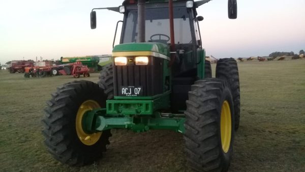 TRACTOR JOHN DEERE 7500, DUALES 18.4 X 38, CABINA FULL