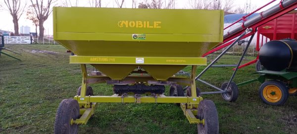 FERTILIZADORA A PLATO NOBILE, 3000LTS, DOBLE DISCO, BALANCIN, SEMI NUEVA