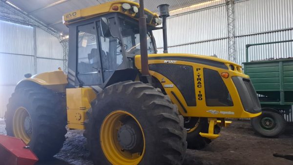 TRACTOR PAUNY P-TRAC 180, RODADO SIMPLE 23.1X30, 5800HS, GOMAS 30%, CENTRO CERRADO, CABINA AA/CC