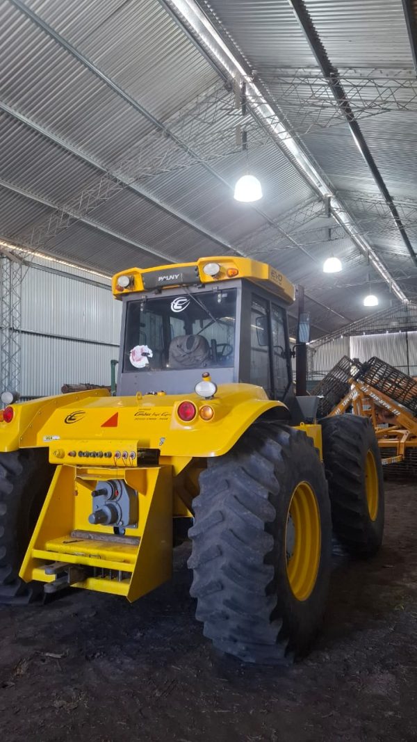 TRACTOR PAUNY P-TRAC 180, RODADO SIMPLE 23.1X30, 5800HS, GOMAS 30%, CENTRO CERRADO, CABINA AA/CC - Image 2