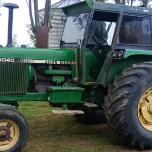 TRACTOR JOHN DEERE 4040, CABINA PUERTA DELANTERA, RODADO SIMPLE 23.1X30, MUY BUENO
